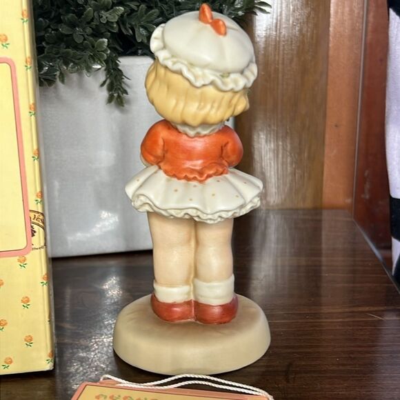 Memories of Yesterday Figurine  "I'm The girl For You" (Retired) - Picture 6 of 9